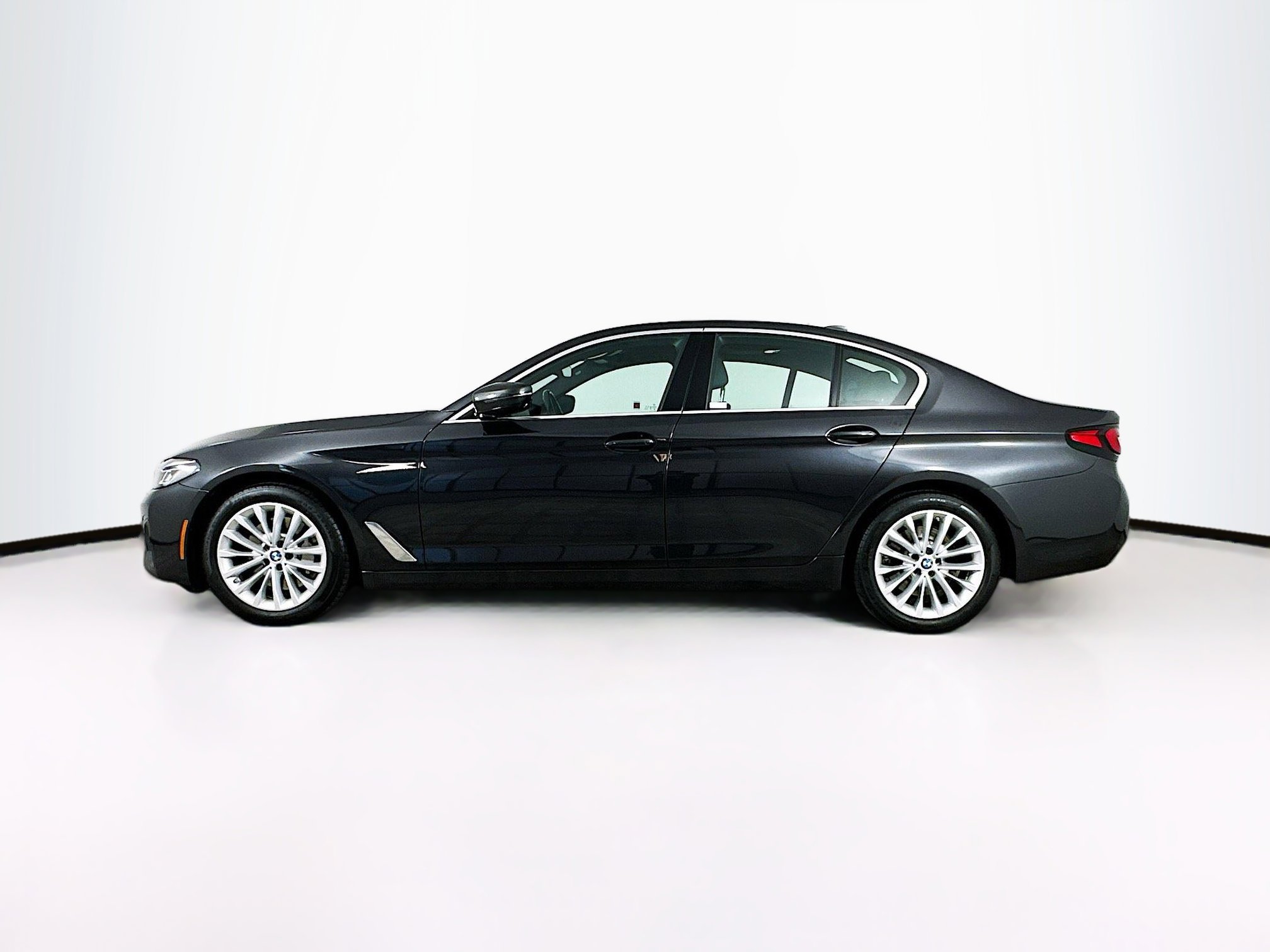 Used 2023 BMW 530i xDrive w/ Premium Package image 4