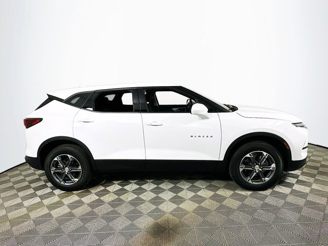 Used 2025 Chevrolet Blazer LT image 2