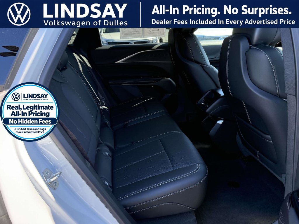 Used 2025 Cadillac Lyriq Luxury AWD/4WD image 12