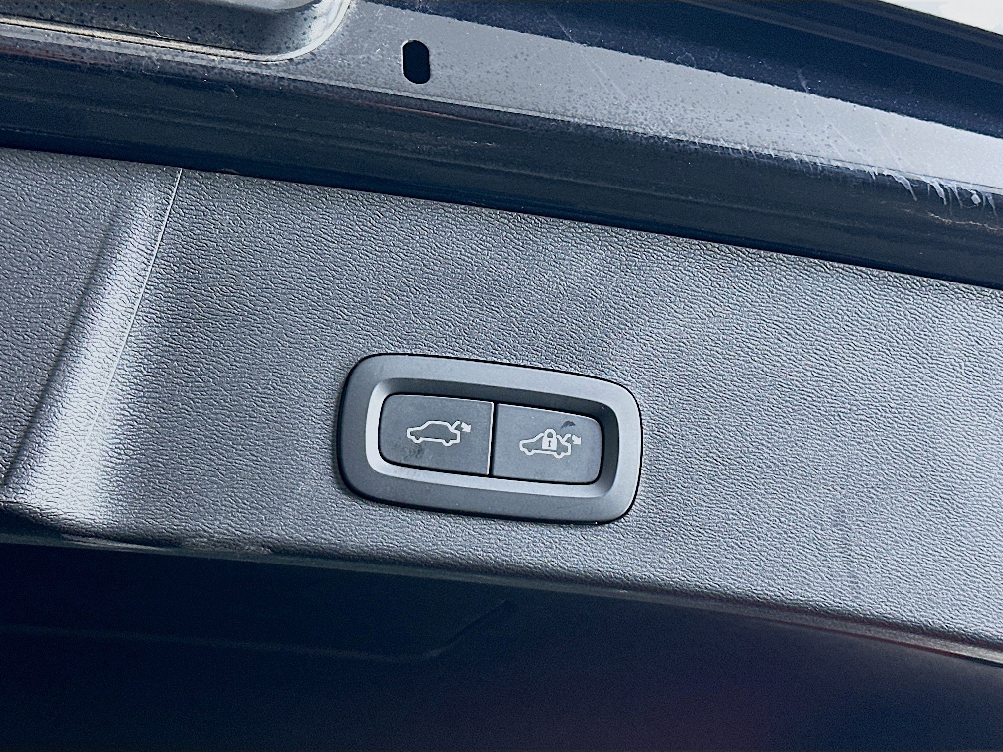 Used 2025 Volvo XC40 B5 Plus image 30