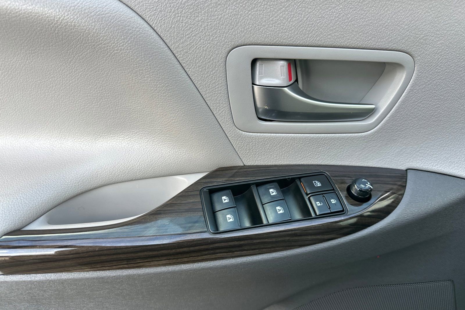 Used 2020 Toyota Sienna XLE FWD image 11