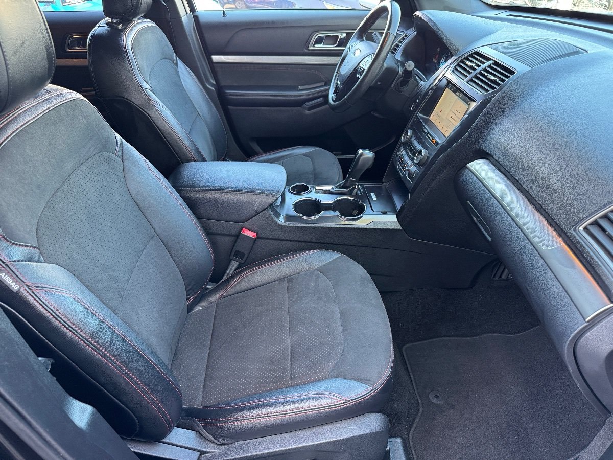 Used 2019 Ford Explorer XLT w/ Equipment Group 202A FWD image 18