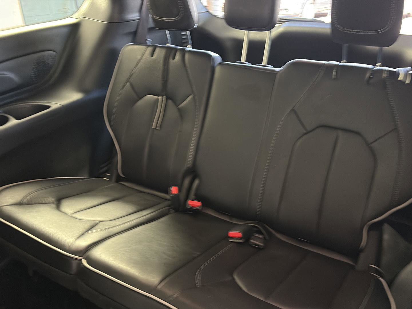 Used 2025 Chrysler Pacifica Premium image 22