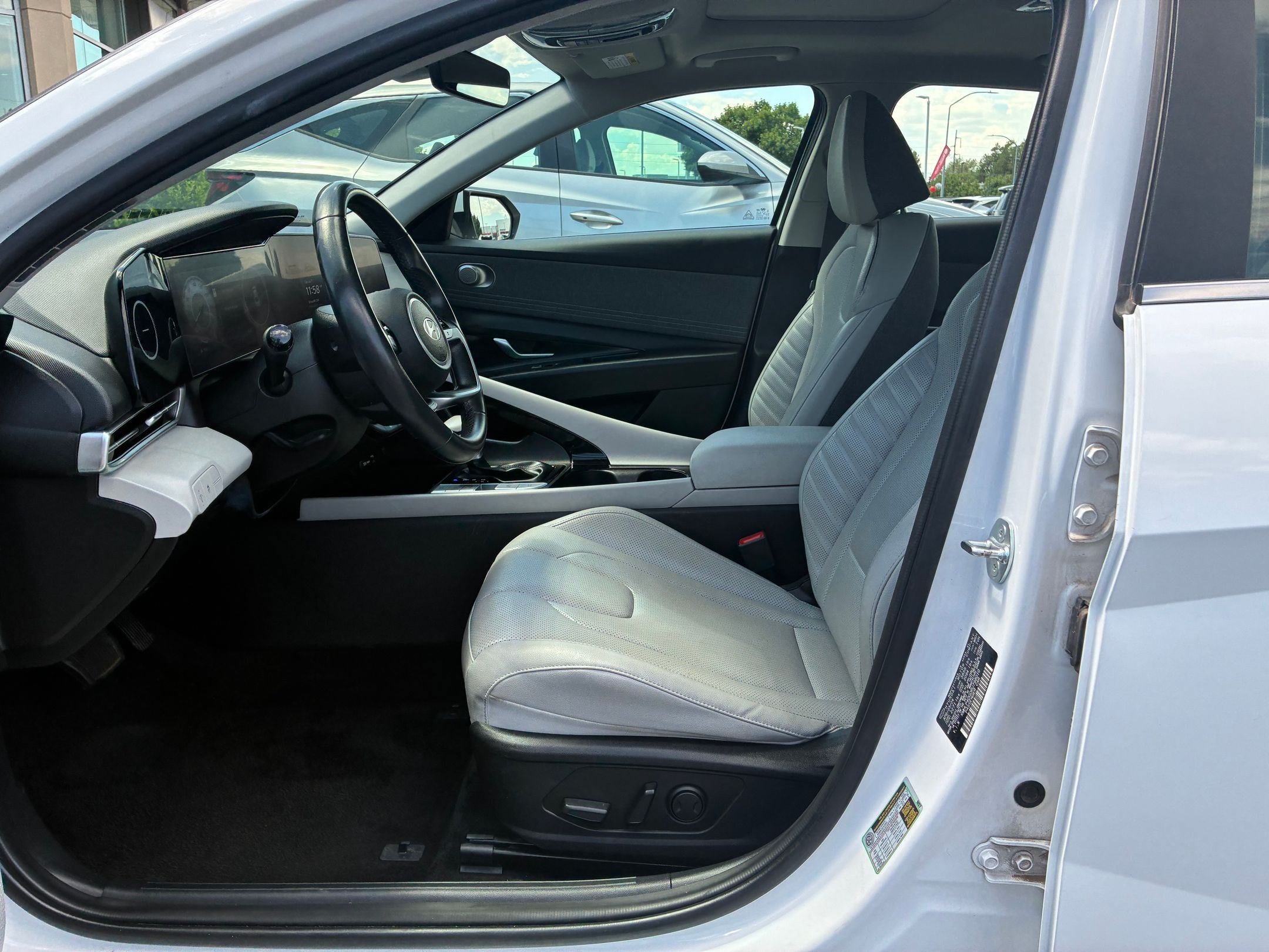 Certified 2024 Hyundai Elantra Limited FWD image 17