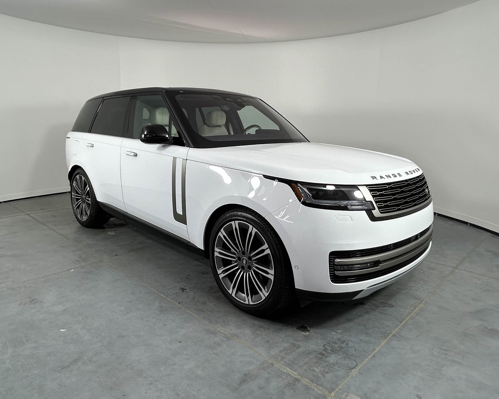 Used 2023 Land Rover Range Rover SE image 3