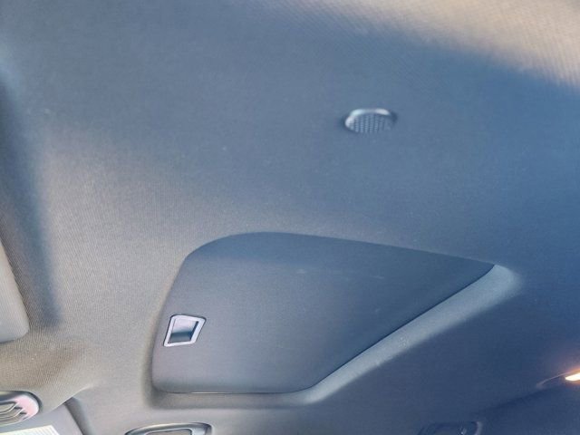 Used 2025 Chevrolet Trax RS w/ Sunroof Package image 35