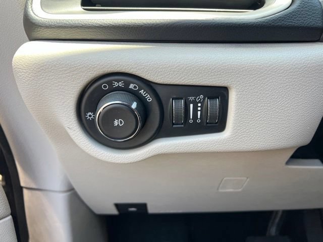 Used 2018 Chrysler Pacifica Touring-L FWD image 10