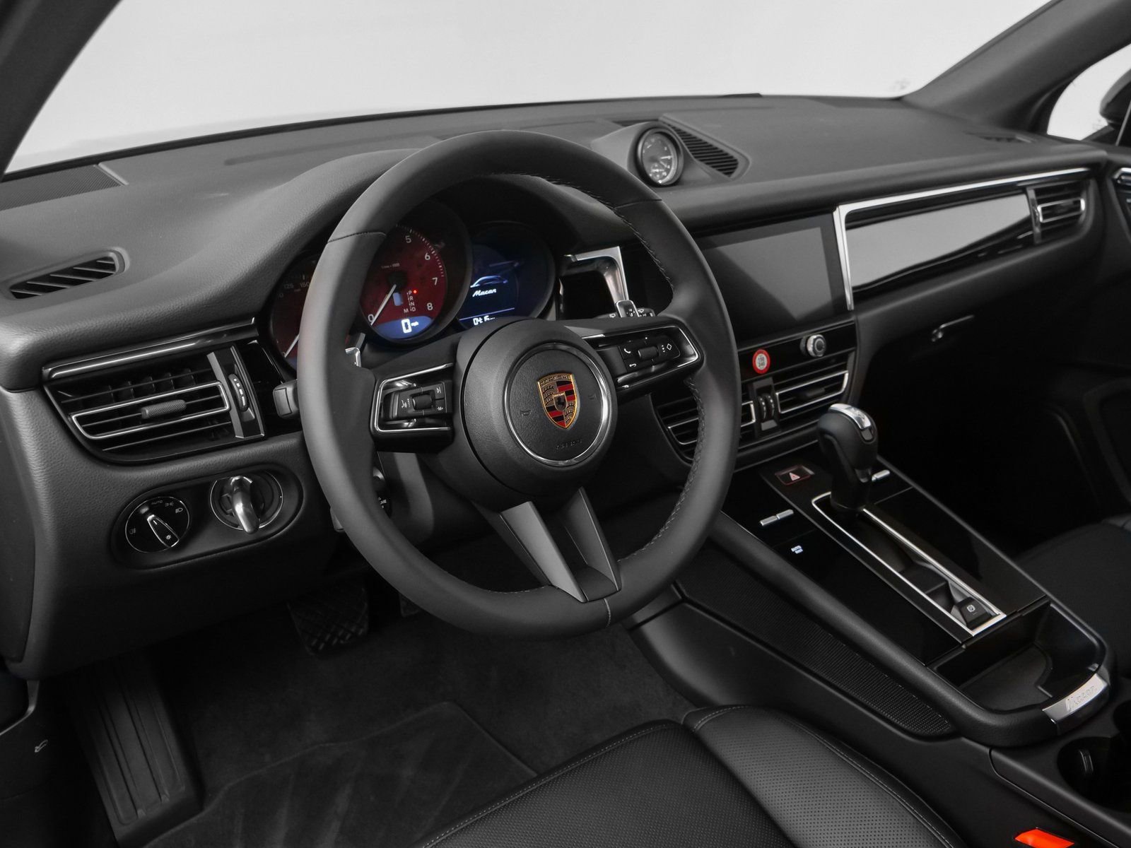 Certified 2025 Porsche Macan image 4