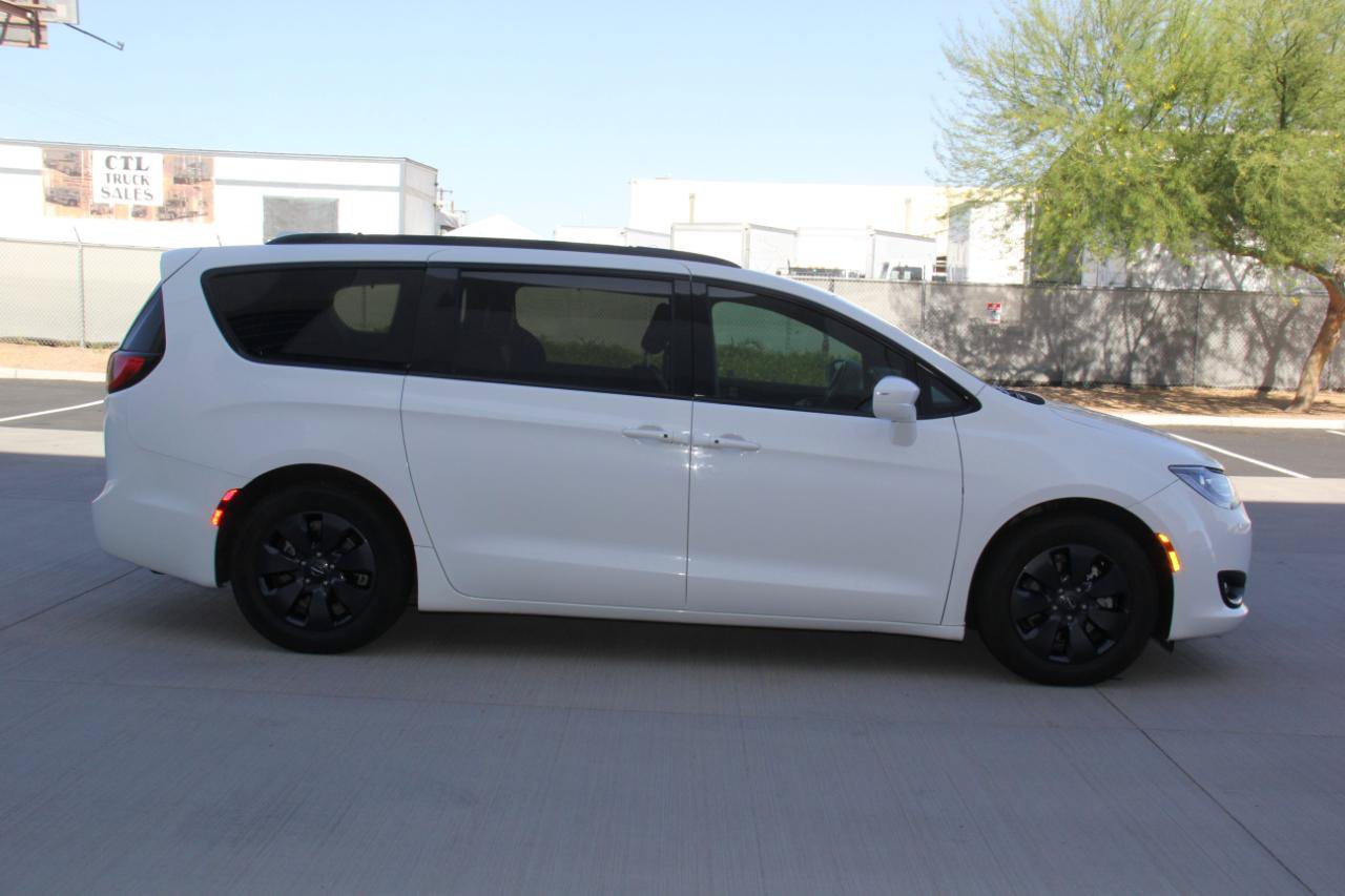 Used 2020 Chrysler Pacifica Touring-L w/ S Appearance Package FWD image 4