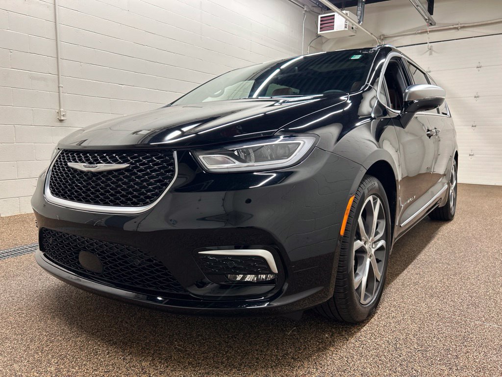 Used 2025 Chrysler Pacifica Pinnacle FWD image 7