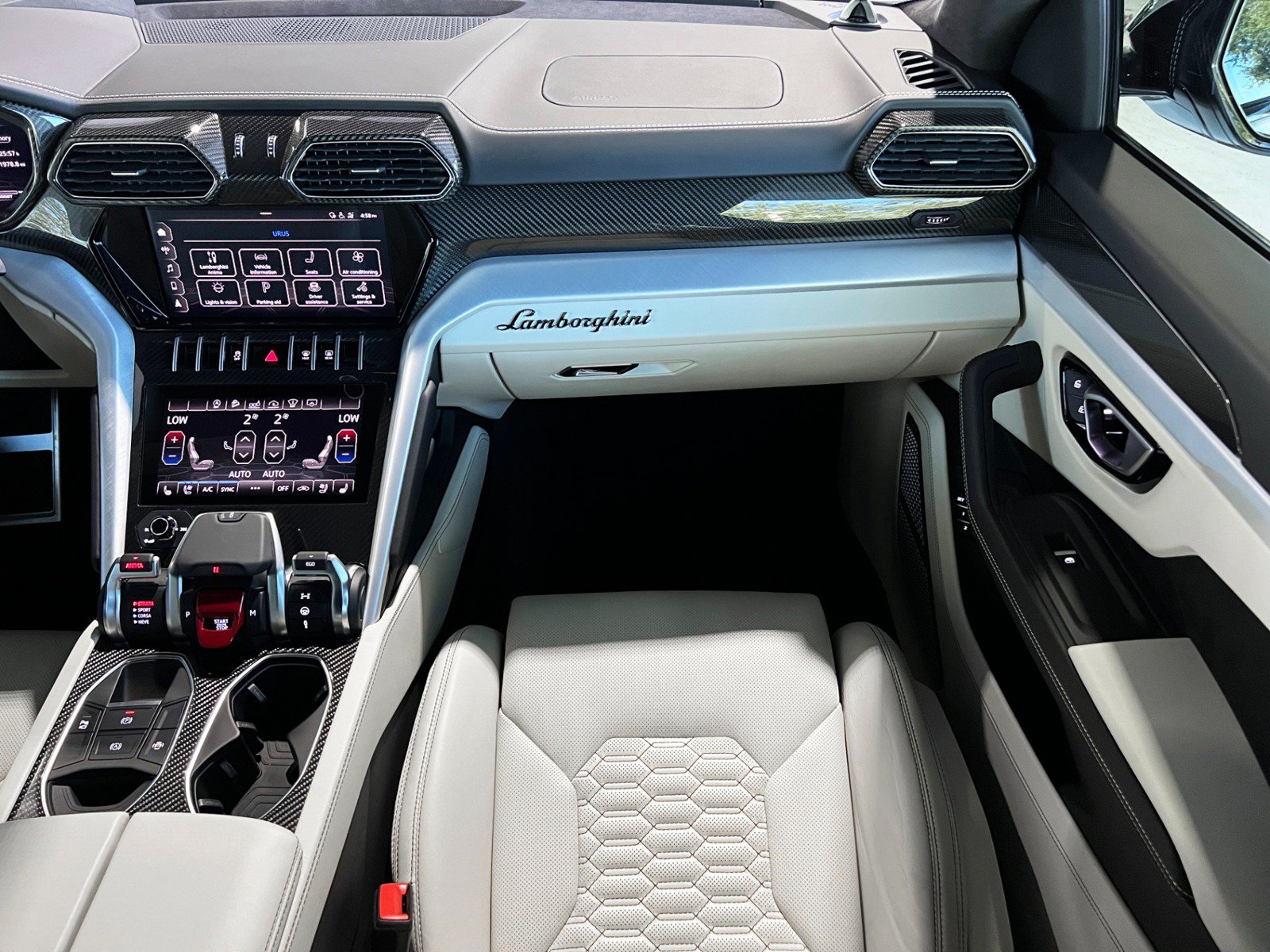 Used 2021 Lamborghini Urus AWD/4WD image 46