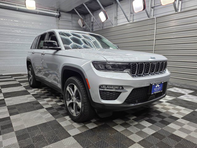 Used 2022 Jeep Grand Cherokee Limited 4xe w/ Luxury Tech Group II AWD/4WD image 4