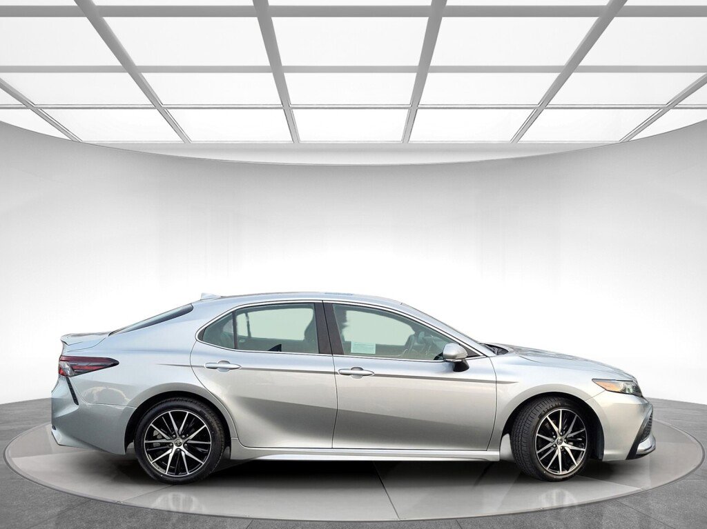 Used 2023 Toyota Camry SE image 2