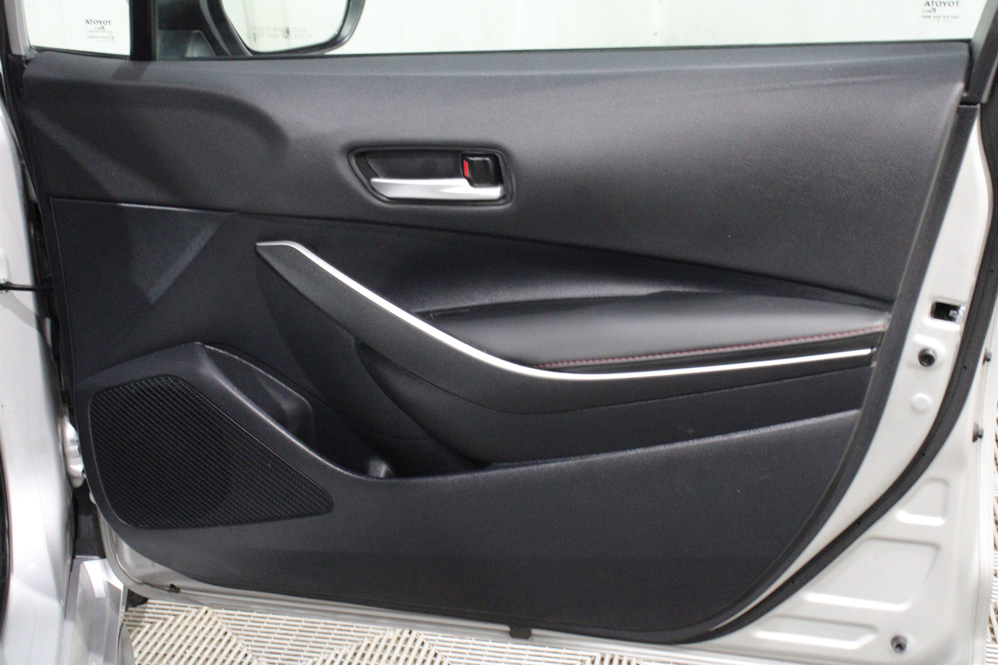 Used 2025 Toyota Corolla SE image 28