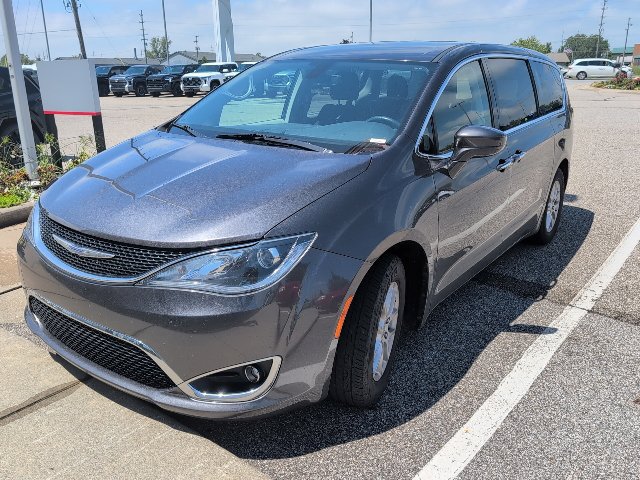 Used 2020 Chrysler Pacifica Touring w/ Cold Weather Group FWD image 4