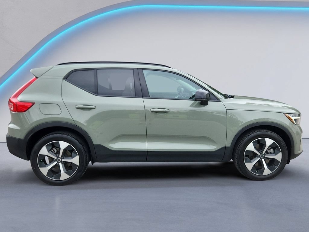 Certified 2025 Volvo XC40 B5 Plus AWD/4WD image 3