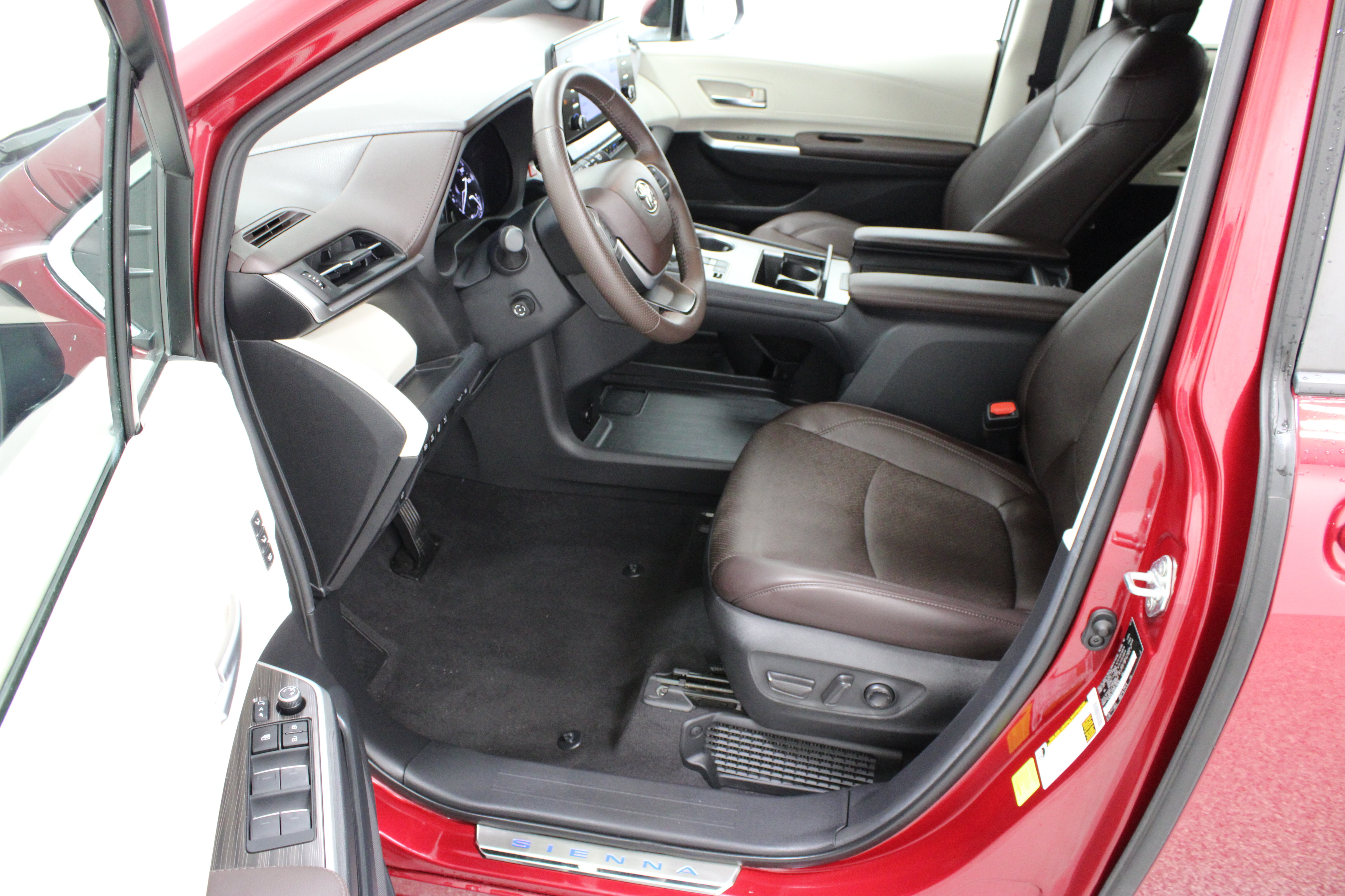 Used 2024 Toyota Sienna Platinum AWD/4WD image 14