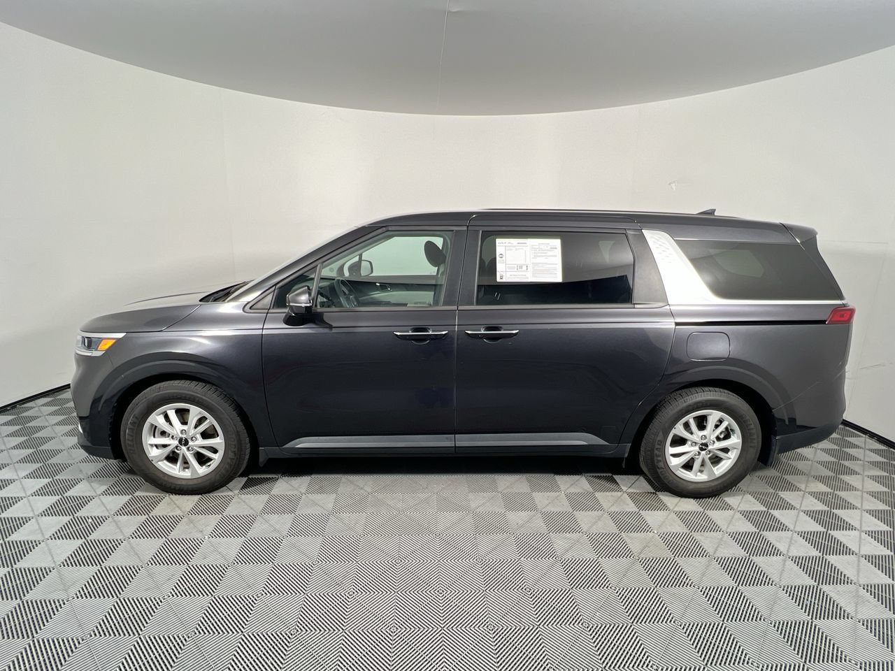 Certified 2024 Kia Carnival LX FWD image 6