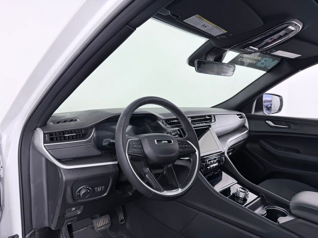 Used 2025 Jeep Grand Cherokee Laredo X w/ Luxury Tech Group I image 24