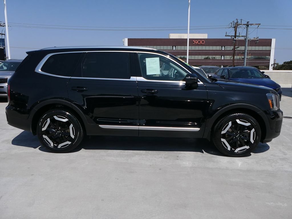 Used 2024 Kia Telluride EX w/ EX Captain's Chair Package FWD image 2