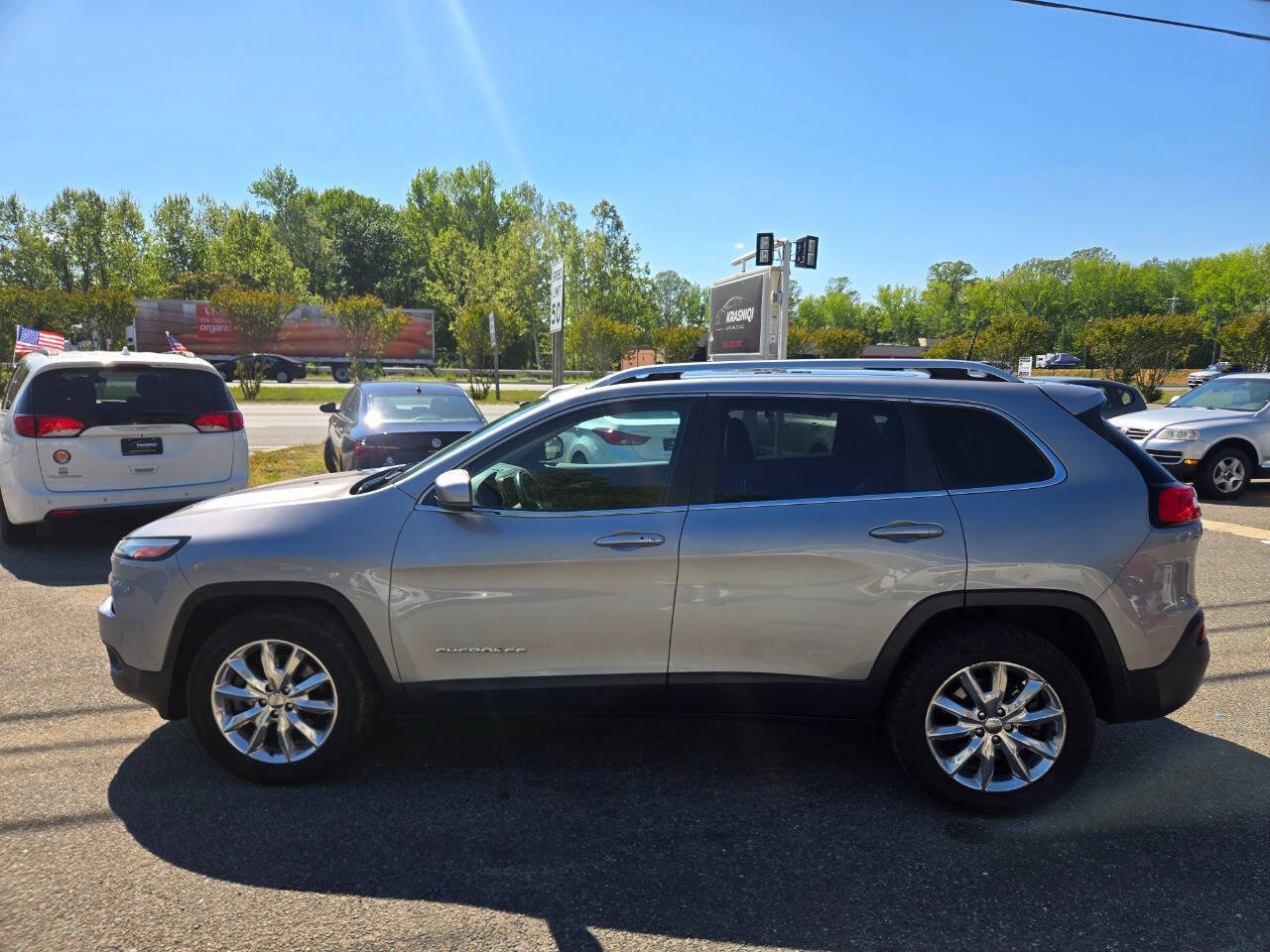 Used 2016 Jeep Cherokee Limited w/ Luxury Group AWD/4WD image 12