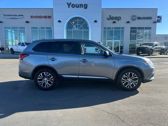 Used 2018 Mitsubishi Outlander ES image 2