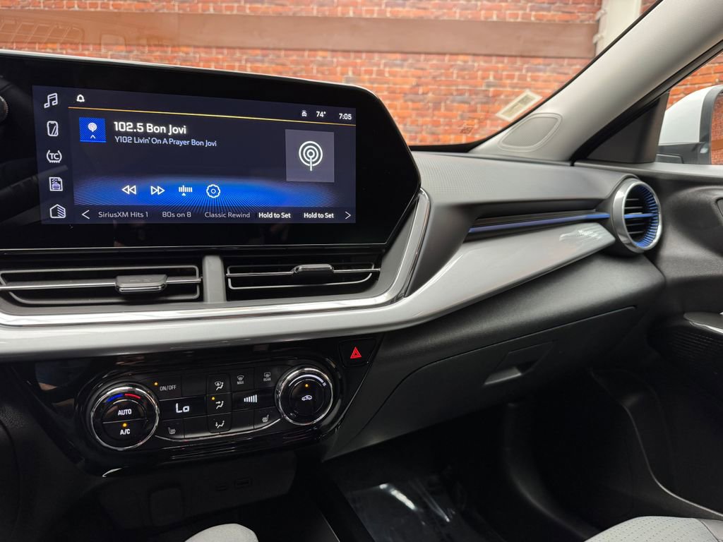 Used 2024 Chevrolet Trax LT w/ LT Convenience Package FWD image 17