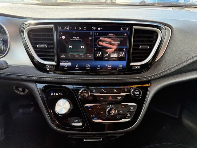 Used 2023 Chrysler Pacifica Touring FWD image 15