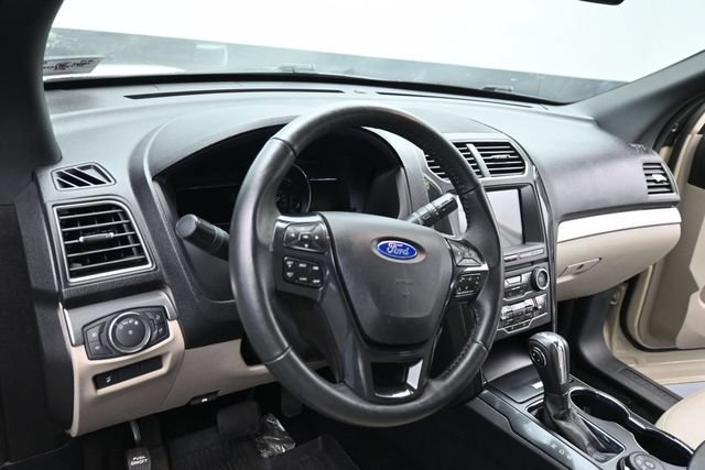 Used 2018 Ford Explorer XLT w/ Equipment Group 202A AWD/4WD image 16