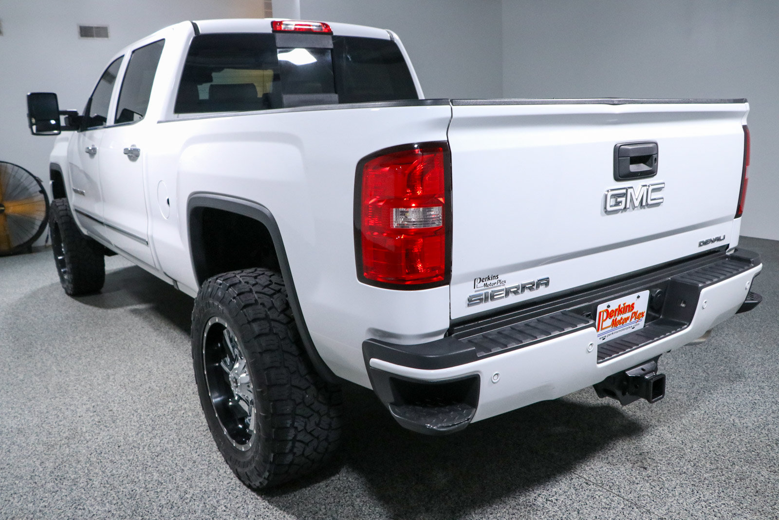 Used 2016 GMC Sierra 2500 Denali w/ Duramax Plus Package AWD/4WD image 9