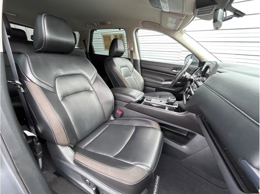 Used 2024 Nissan Pathfinder SL image 4