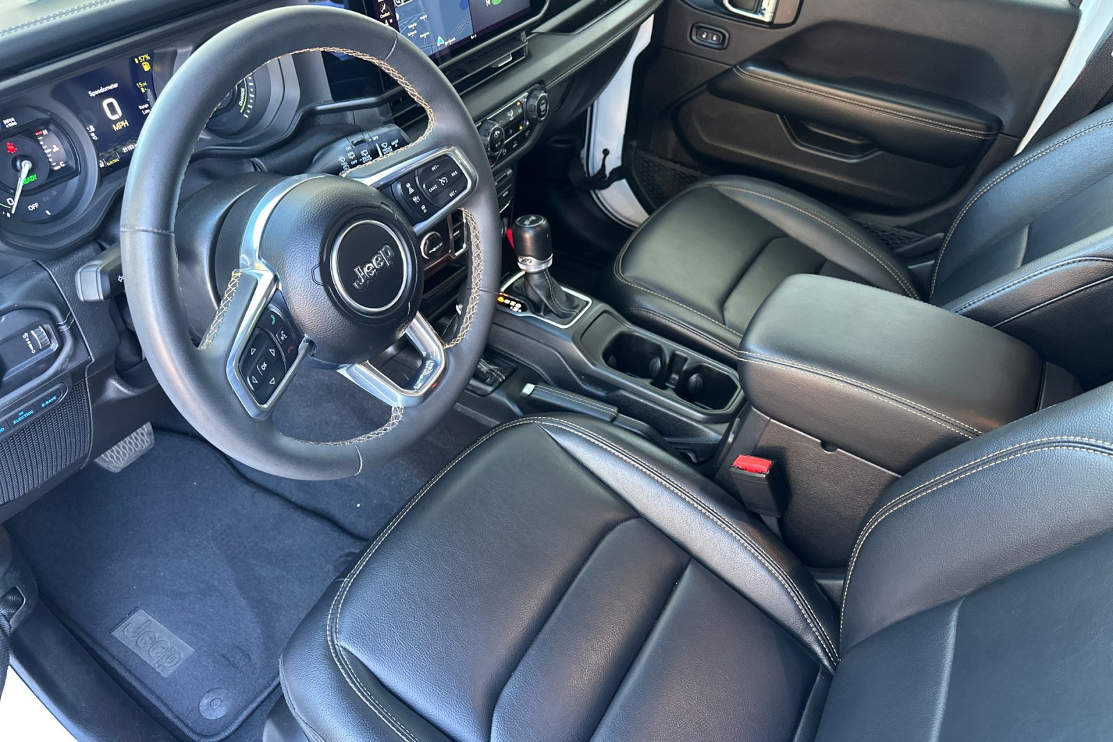Used 2024 Jeep Wrangler Unlimited Sahara w/ Technology Group AWD/4WD image 10