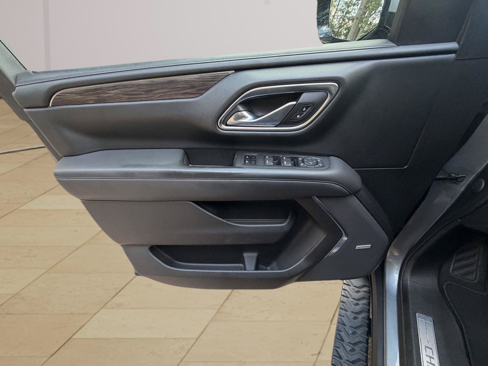 Used 2021 Chevrolet Tahoe Z71 w/ Z71 Off-Road Package AWD/4WD image 19