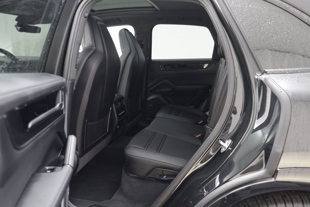 Used 2025 Porsche Cayenne GTS AWD/4WD image 15
