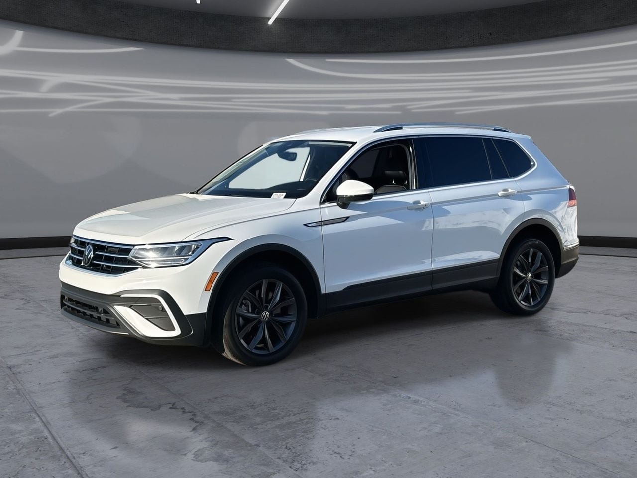 Used 2022 Volkswagen Tiguan SE FWD image 1