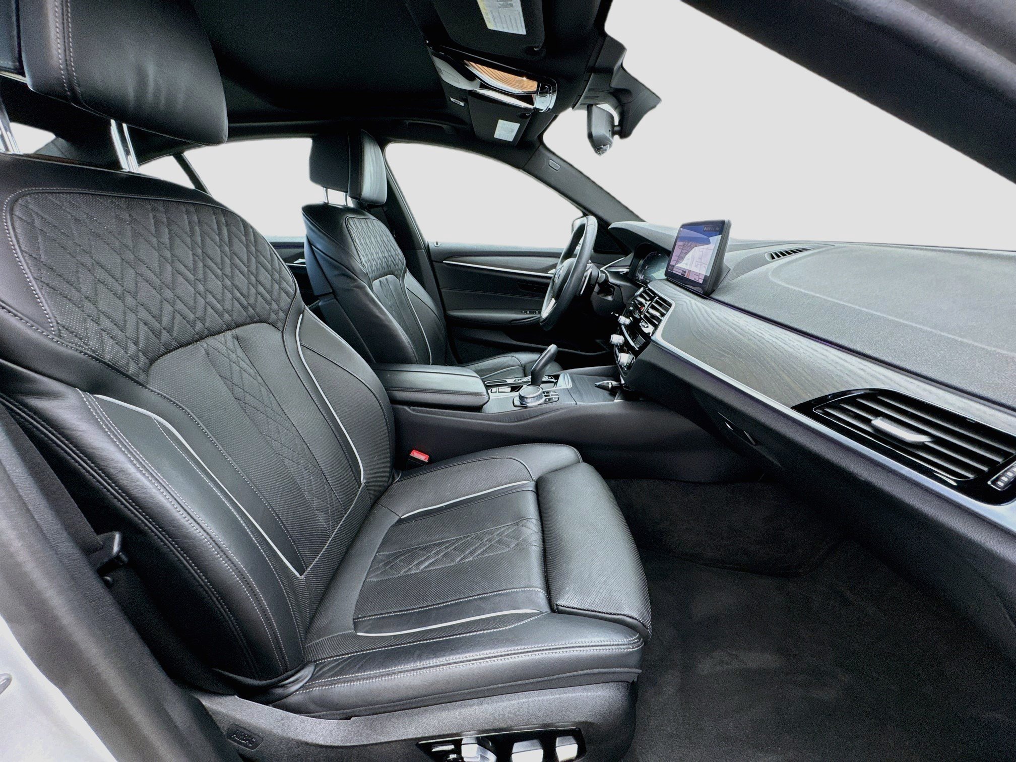 Used 2021 BMW 530e w/ Luxury Seating Package RWD image 20