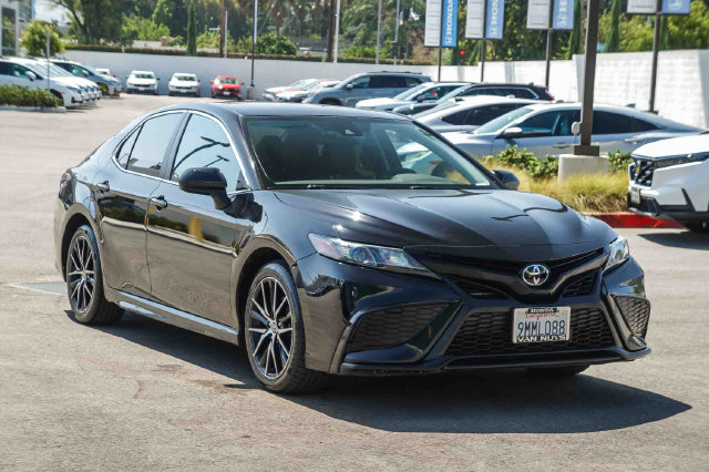 Used 2021 Toyota Camry SE FWD image 3