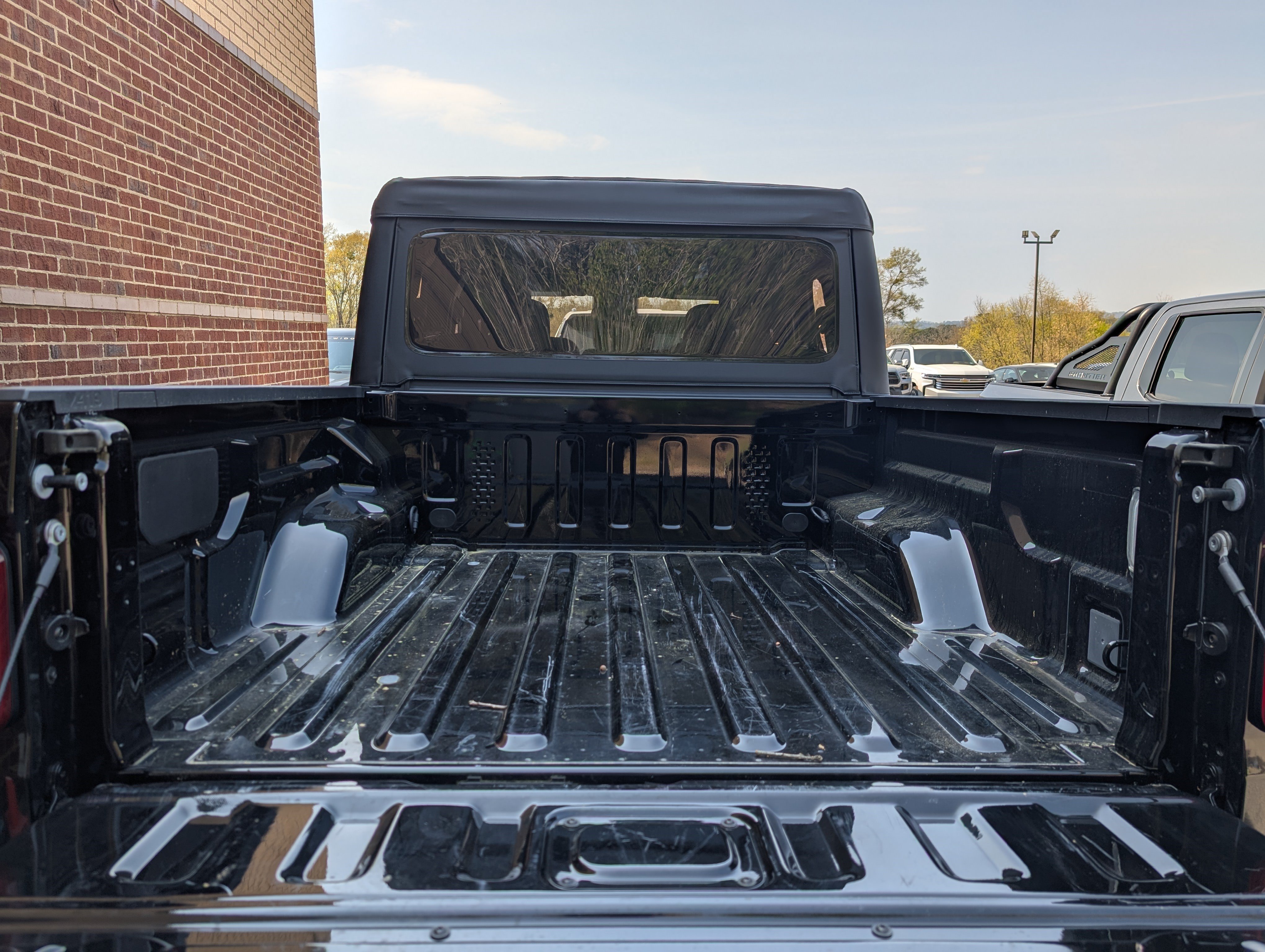 Used 2025 Jeep Gladiator Sport AWD/4WD image 17