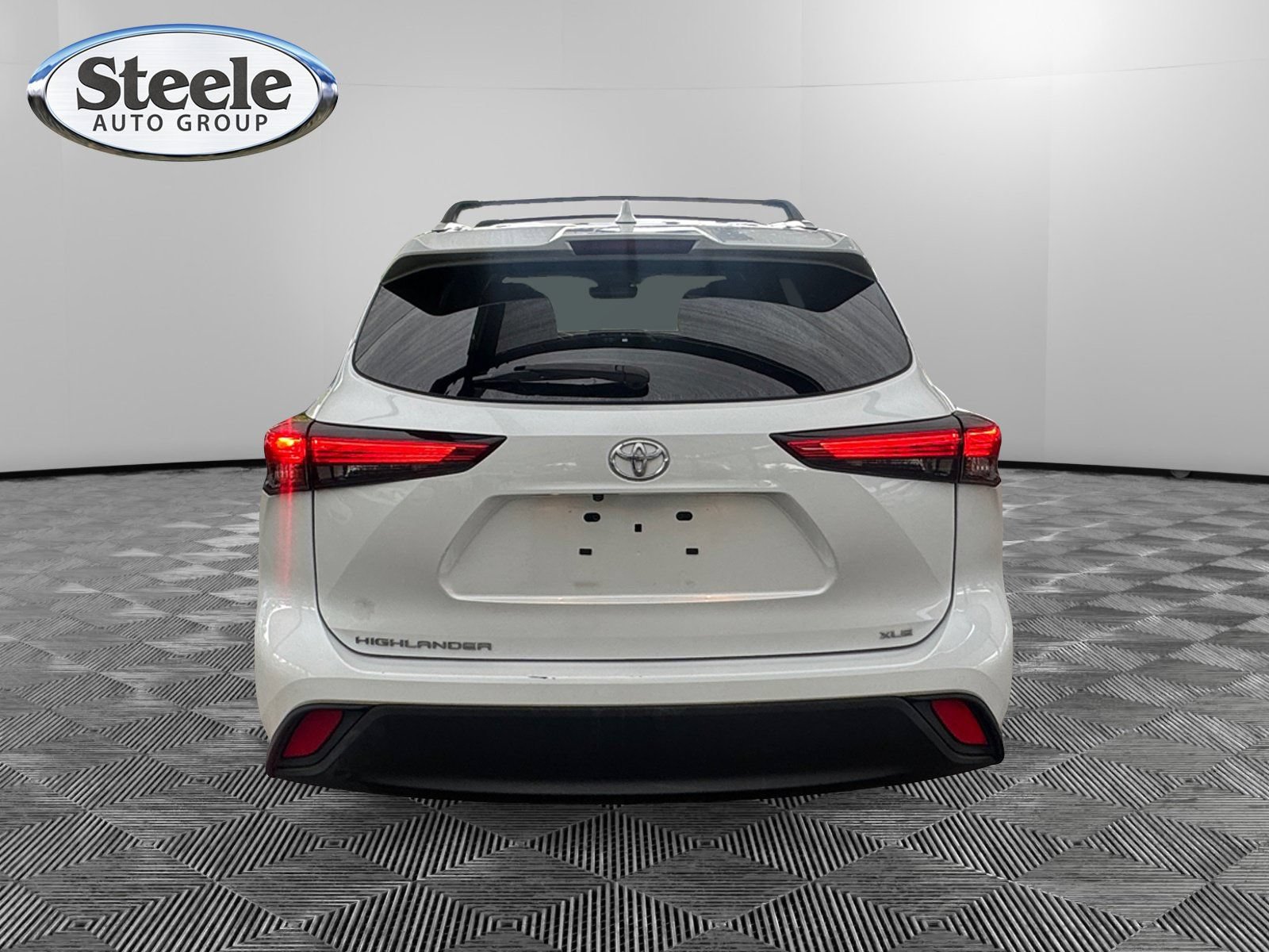 Used 2022 Toyota Highlander XLE FWD image 4
