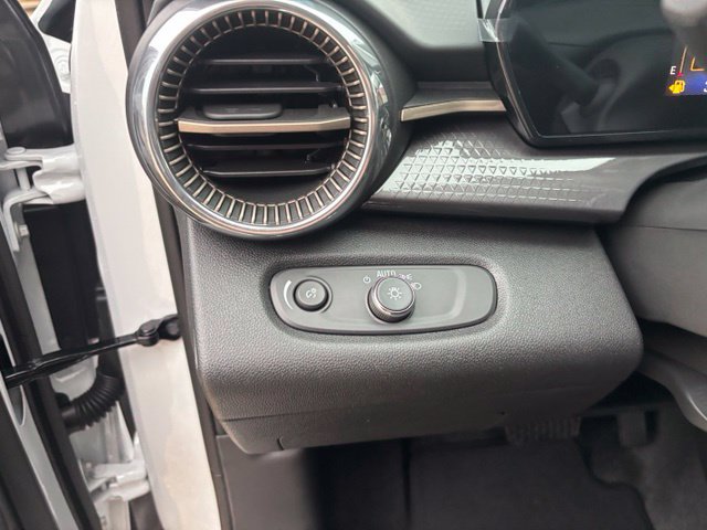 New 2026 Chevrolet Trax ACTIV w/ Sunroof Package FWD image 19