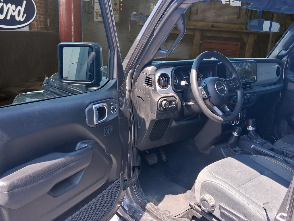 Used 2025 Jeep Gladiator Sport AWD/4WD image 13