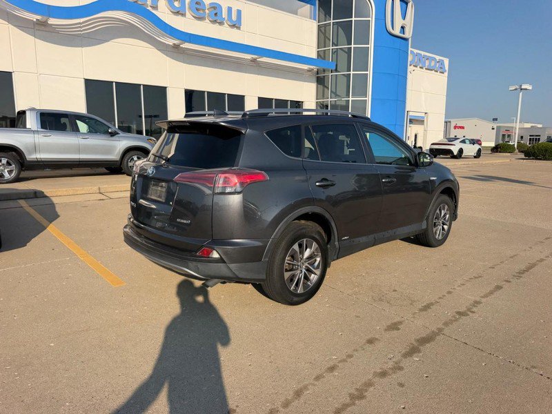 Used 2018 Toyota RAV4 LE AWD/4WD image 2