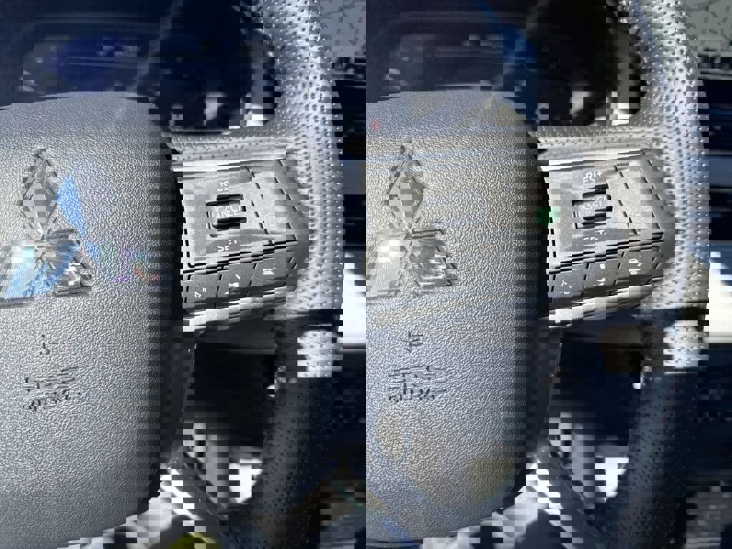 New 2025 Mitsubishi Outlander SE image 21