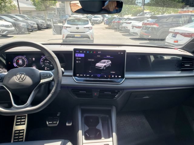 Certified 2025 Volkswagen Tiguan SE R-Line FWD image 12