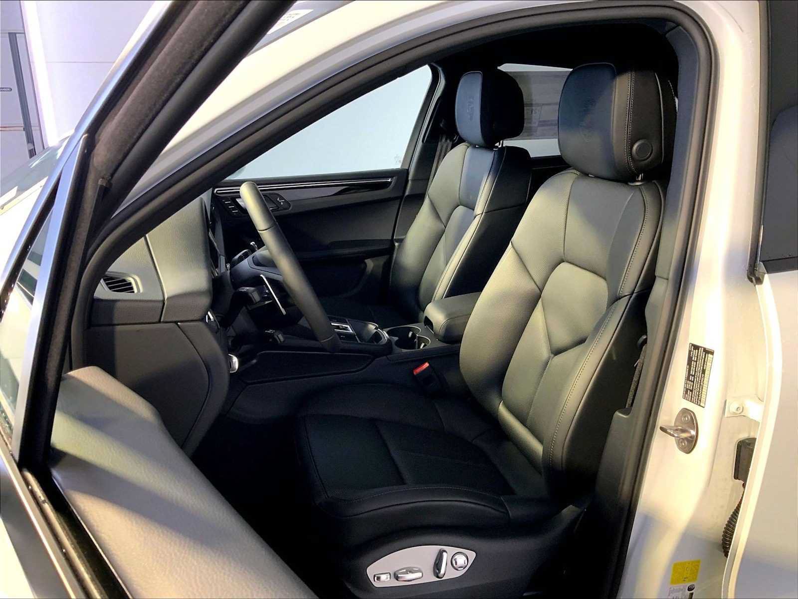 New 2026 Porsche Macan AWD/4WD image 5
