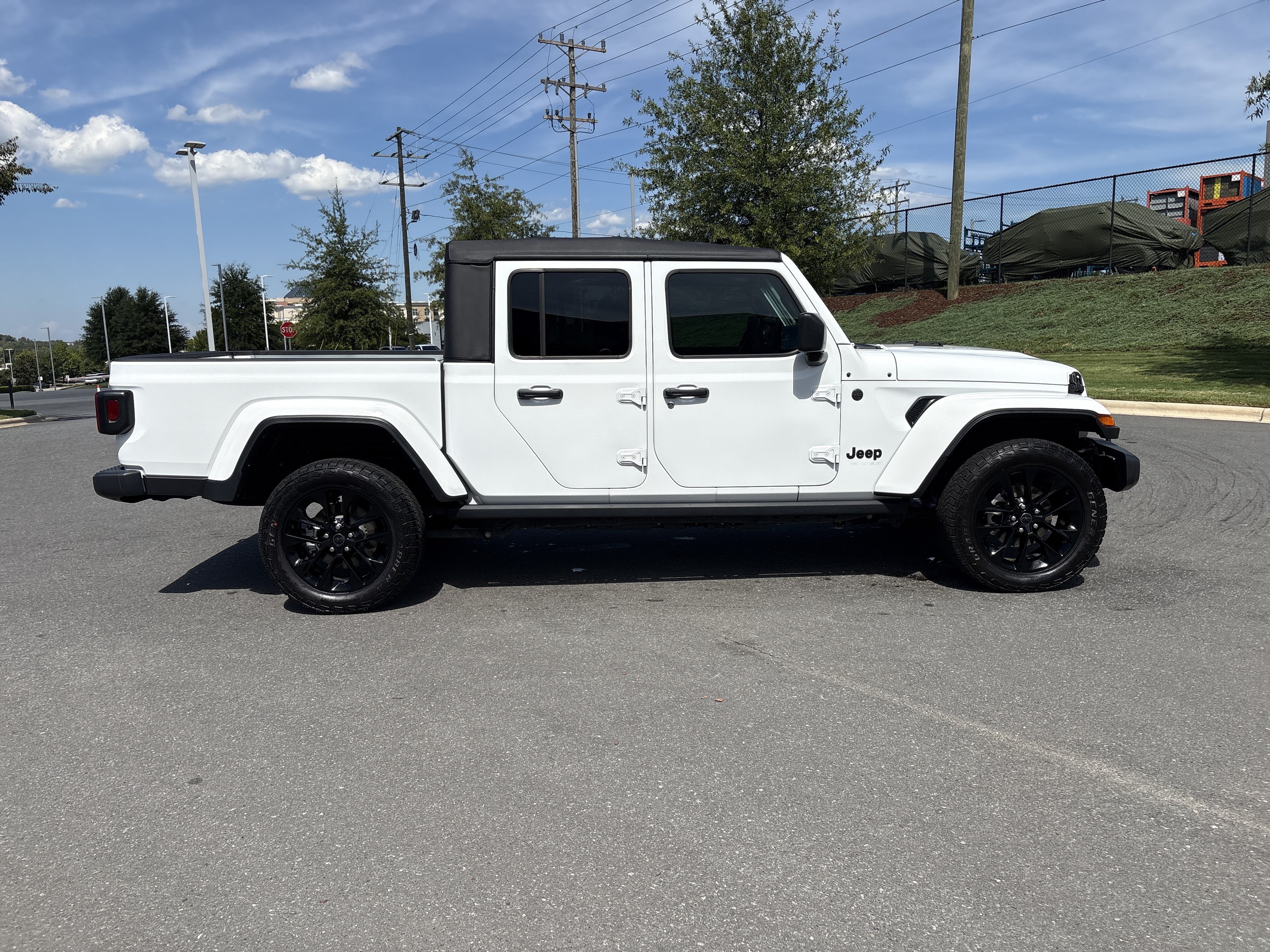 Used 2025 Jeep Gladiator Sport AWD/4WD image 10