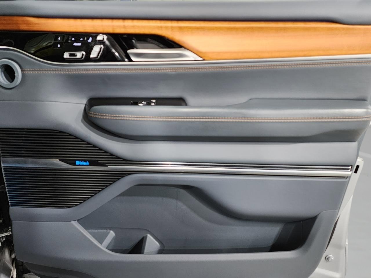 Used 2022 Jeep Grand Wagoneer Series II w/ Premium Group II image 27