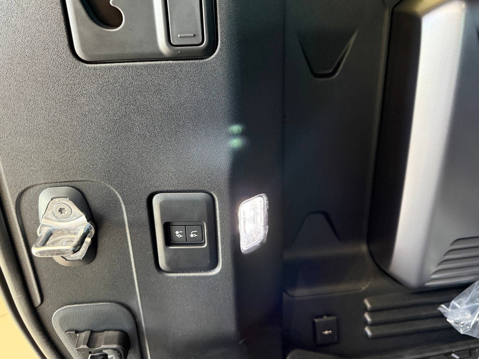 New 2026 Land Rover Defender 110 OCTA AWD/4WD image 34