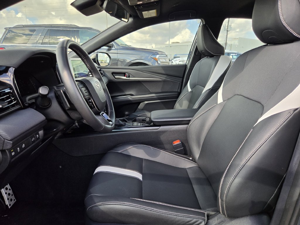 Used 2026 Toyota Camry SE FWD image 27