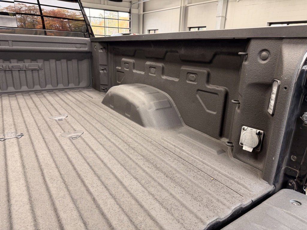 Used 2021 GMC Sierra 3500 Denali w/ Denali Black Diamond Edition image 9